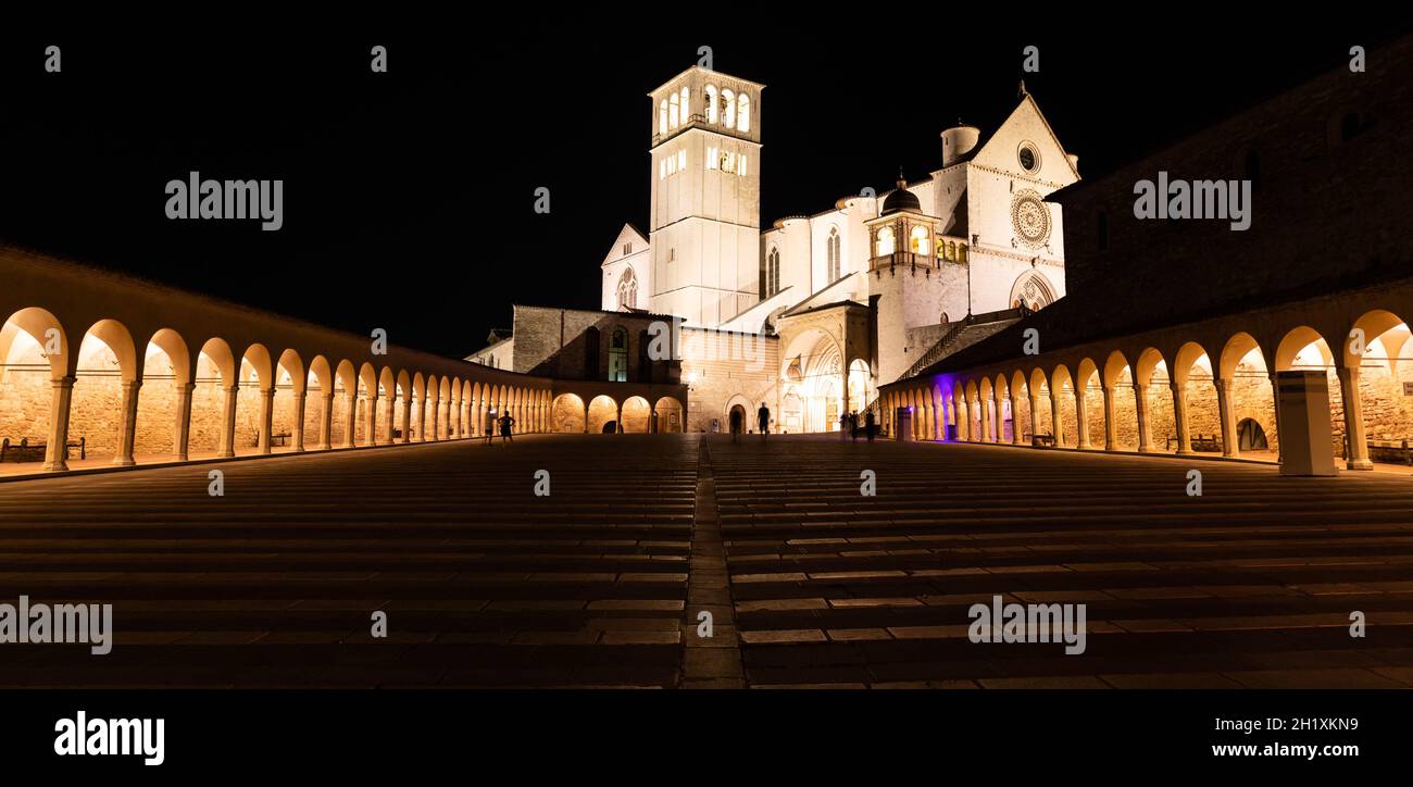Basilika von Assisi bei Nacht in Umbrien, Italien. Die Stadt ist berühmt für die wichtigste Basilika des Heiligen Franziskus in Italien (Basilica di San Francesco) Stockfoto