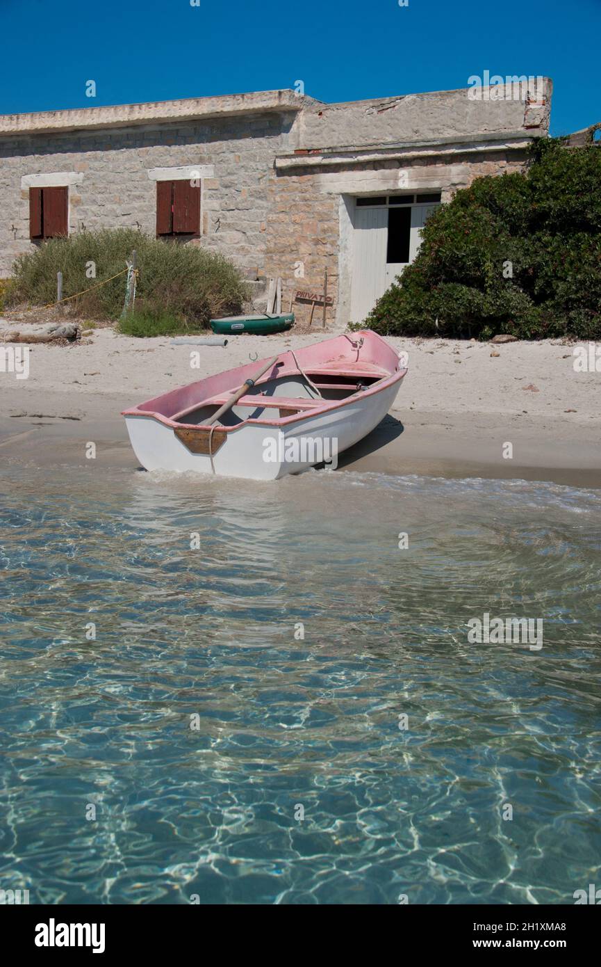 Boot auf einem Strand von Santa Maria, einer Insel des Archipels La Maddalena in Sardinien, Italien Stockfoto