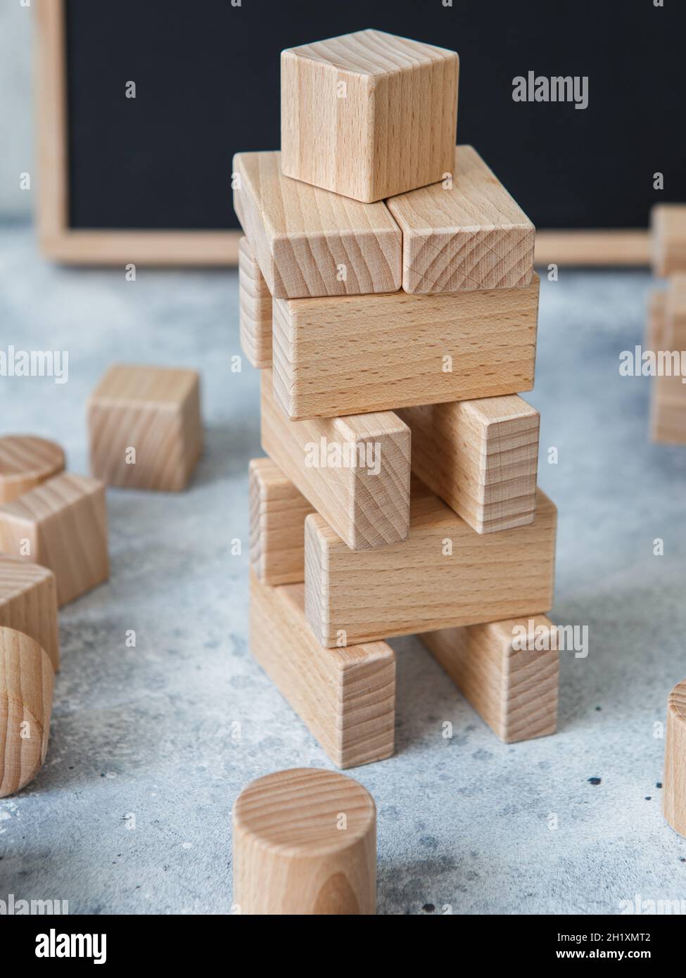 Holzspielzeugkonstruktion mit ökologisch aus nachhaltigen Hölzern gefertigten Holzblöcken. Holz Elemente für Kinder geistige Entwicklung und Bildung Stockfoto