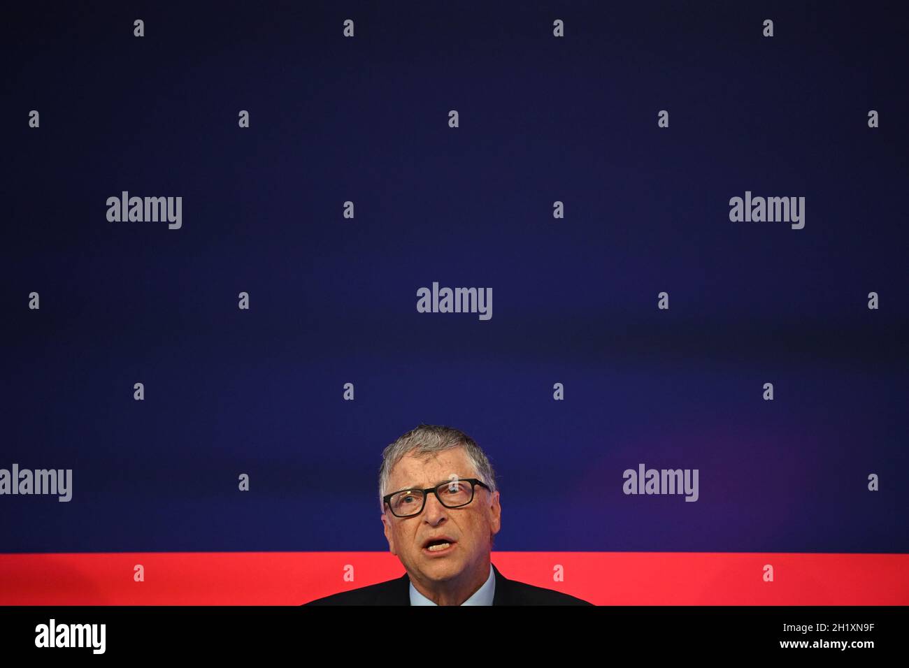 Bill Gates spricht während des Global Investment Summit im Science Museum, London. Bilddatum: Dienstag, 19. Oktober 2021. Stockfoto