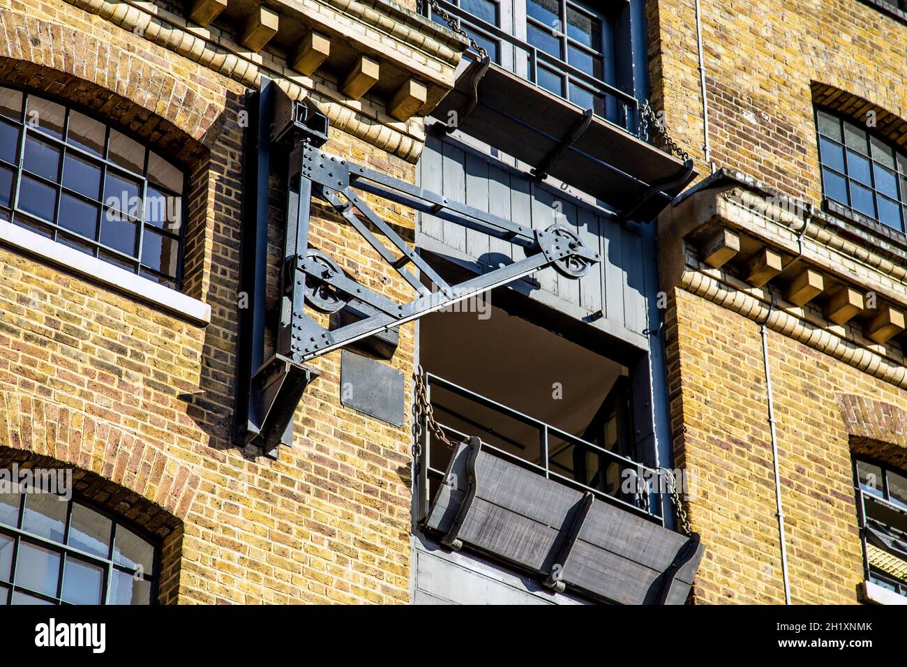 Nahaufnahme des Kranauslegers an der Fassade von Metropolitan Wharf, Wapping Wall, London, Großbritannien Stockfoto