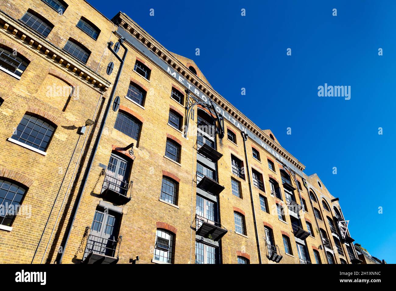 Außenansicht des umgebauten Lagerhauses Metropolitan Wharf, Wapping Wall, London, Großbritannien Stockfoto