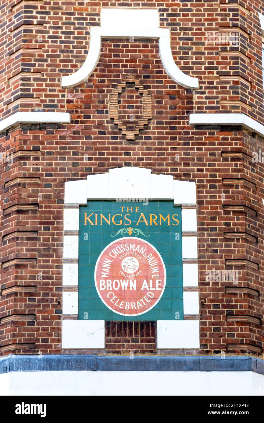 Schild für The King's Arms an der Fassade eines Gebäudes, das früher ein Pub war, Cable Street, Shadwell, London, Großbritannien Stockfoto