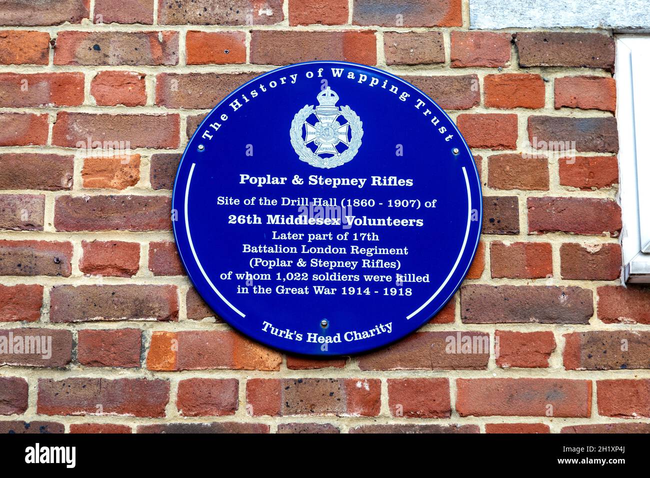 Pappel- und Stepney-Gewehre, blaue Gedenktafel in Wapping Wall, Shadwell Basin, London, Großbritannien Stockfoto