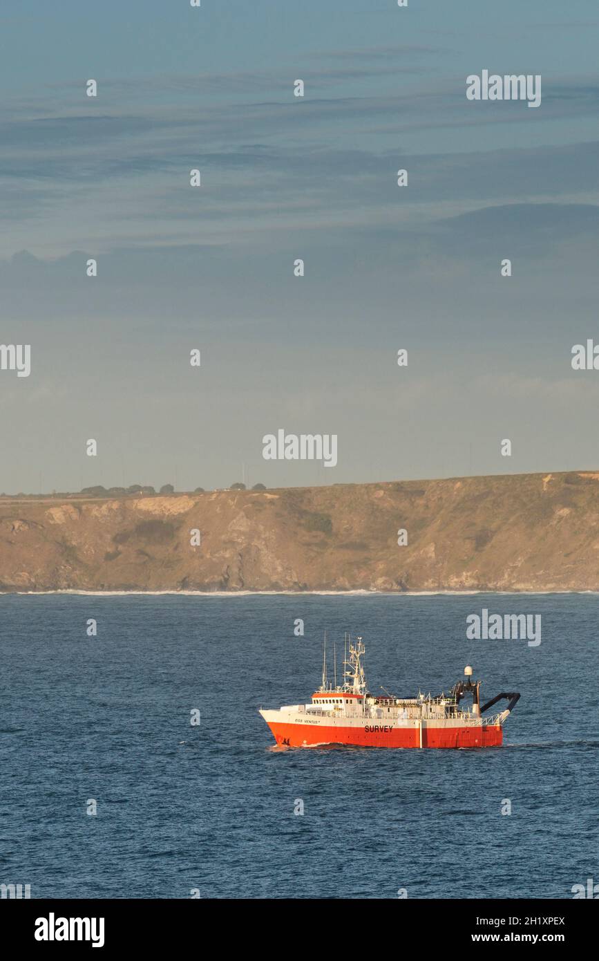 Das Mehrzweck-geophysikalische und geotechnische Vermessungsschiff EGS Ventus segelt in Newquay Bay in Cornwall. Stockfoto