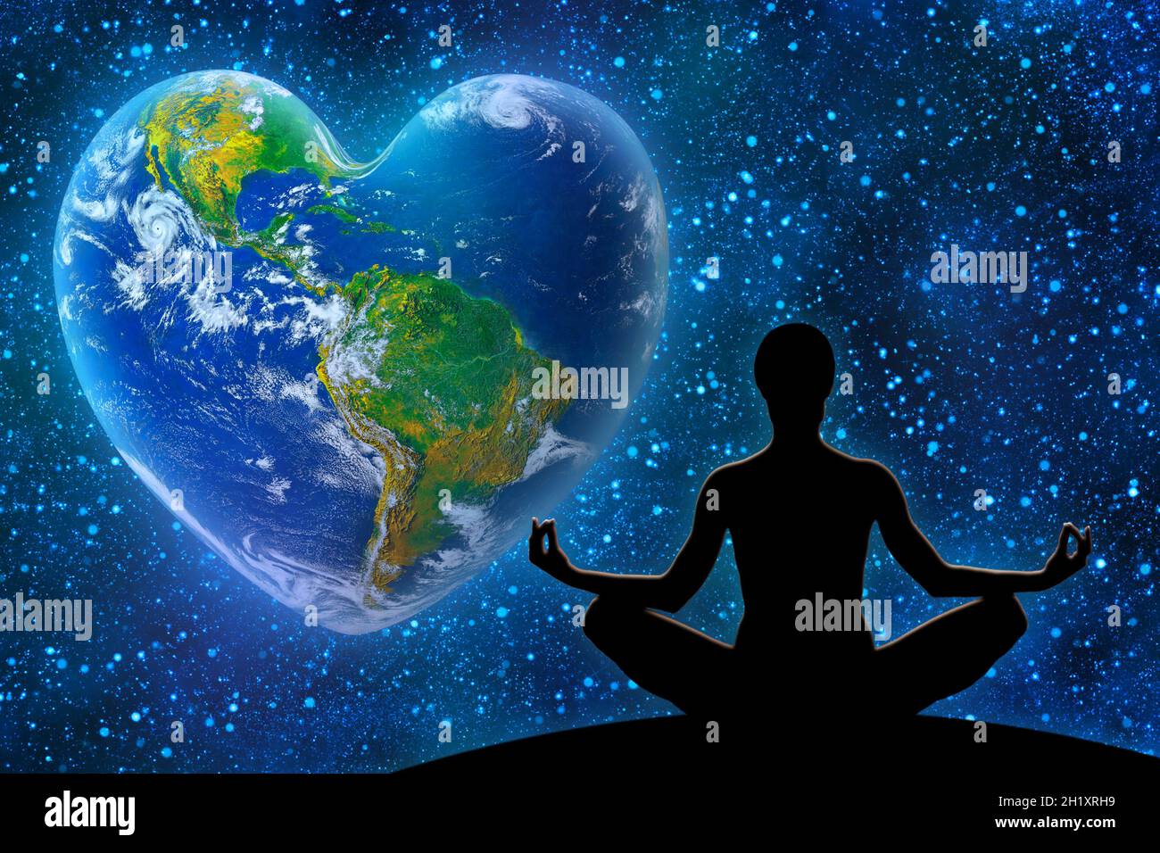 Weibliche Yoga-Figur vor dem Hintergrund des Universums. Erde in Form eines Herz-, Ökologie- und Umweltkonzepts - Elemente dieses Bildes, die von Stockfoto