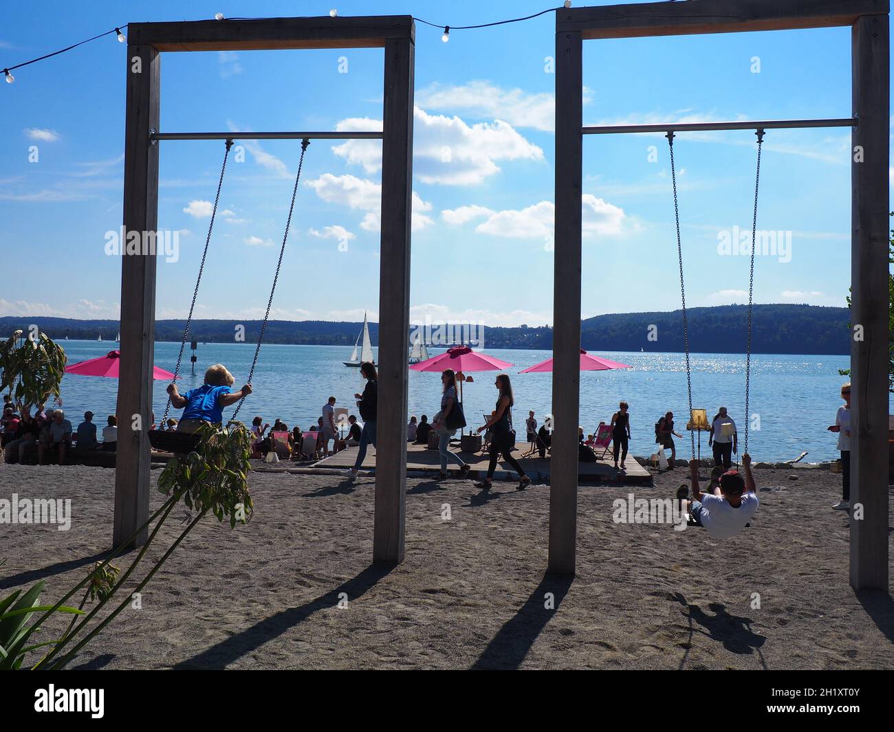 UEBERLINGEN, DEUTSCHLAND - 18. Sep 2021: Ein Besucherfoto am Ufer des Bodensees auf der Bundesgartenschau Stockfoto