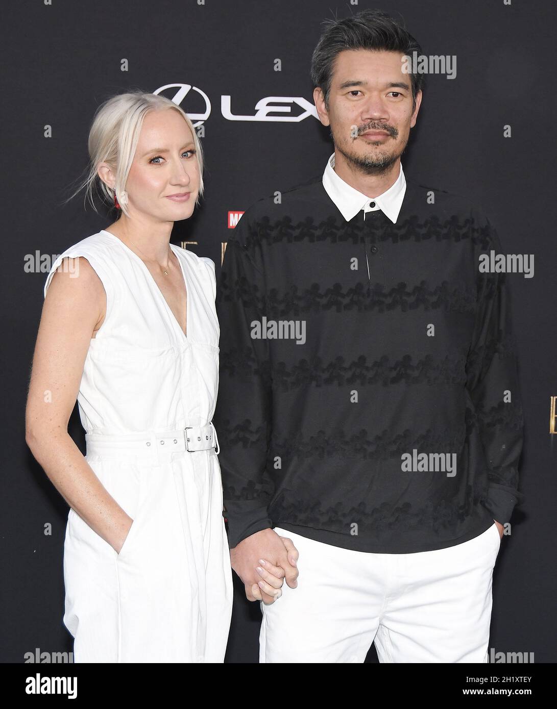 Los Angeles, USA. Oktober 2021. (L-R) Nikki Chapman und Destin Cretton kommen bei der ETERNALS Los Angeles Premiere der Marvel Studios an, die am Montag, dem 18. Oktober 2021, im DolbyTheatre in Hollywood, CA, stattfand. (Foto: Sthanlee B. Mirador/Sipa USA) Quelle: SIPA USA/Alamy Live News Stockfoto