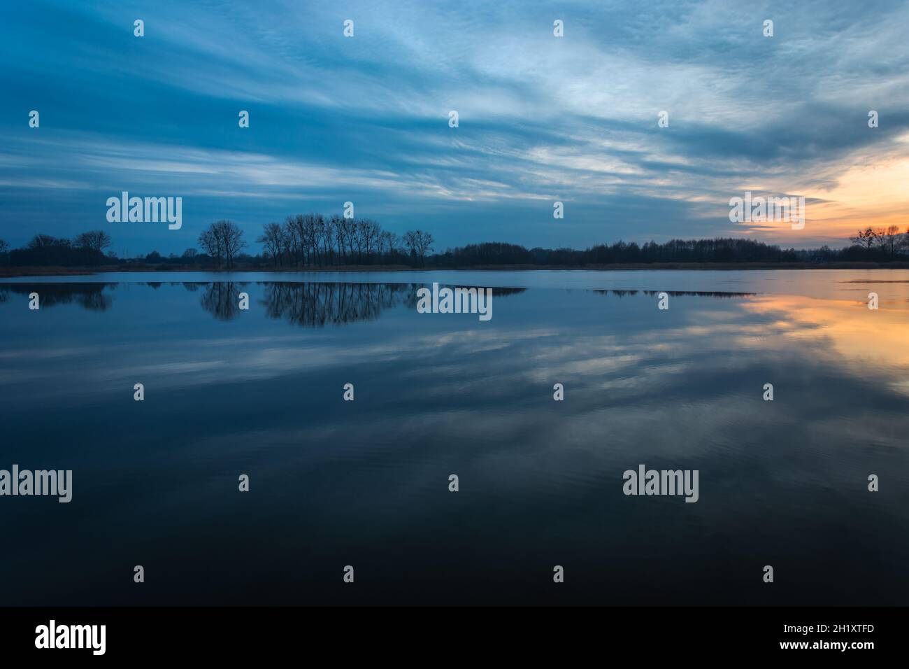 Spiegelung der Abendwolken in einem ruhigen See, Stankow, Lubelskie, Polen Stockfoto