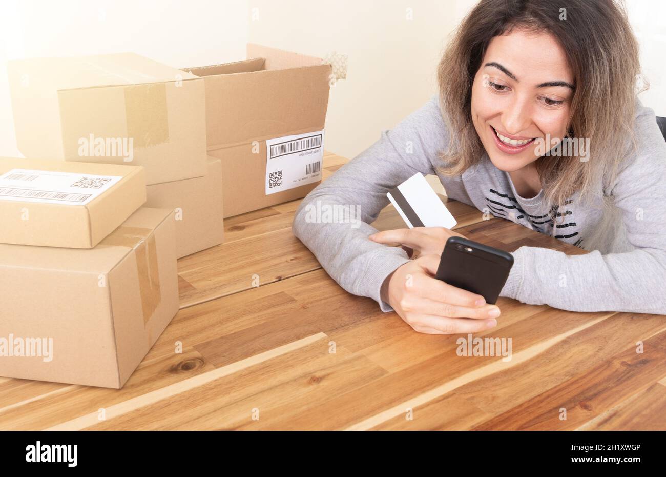 Frau, die online einkaufen, während sie zu Hause sitzt. Stockfoto