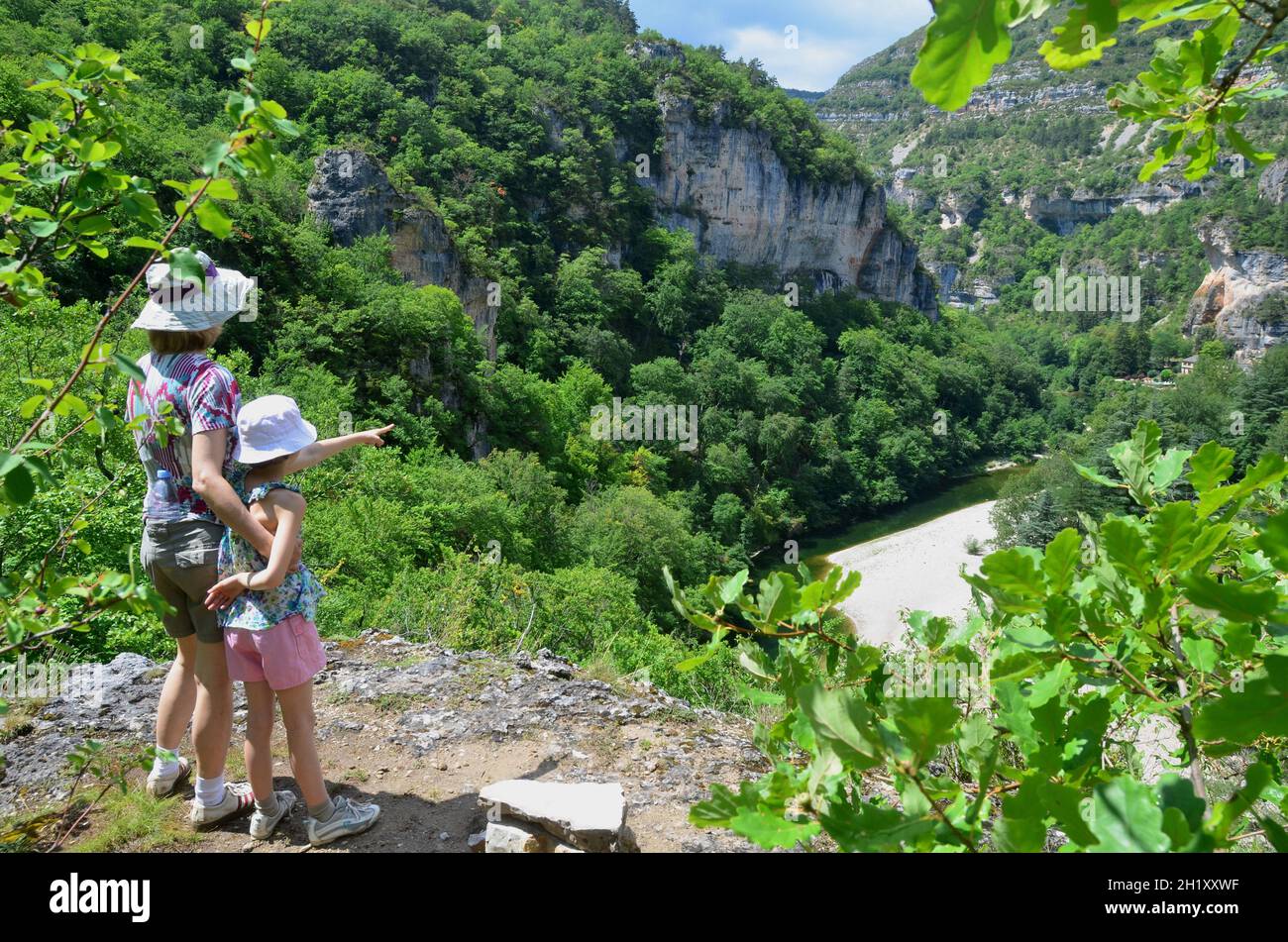 FRANKREICH. LOZERE (48). „UZGITANIEN“. GRANDES CAUSSES. DIE SCHLUCHTEN DES TARN. MUTTER UND TOCHTER WANDERN IN DEN SCHLUCHTEN DES TARN. Stockfoto