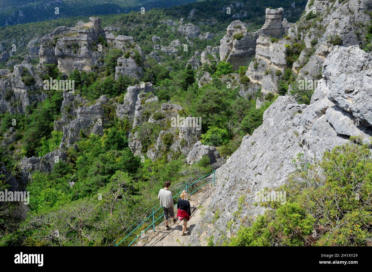 FRANKREICH. LOZERE (48). IN DEN VORPOMMERN. CAUSSE NOIR. MONTPELLIER-LE-VIEUX. DIESES SPEKTAKULÄRE GESTEINSCHAOS WURDE DURCH EROSION AUS KALKSTEIN HERAUSGESCHNITTEN. 5 WALKING T Stockfoto