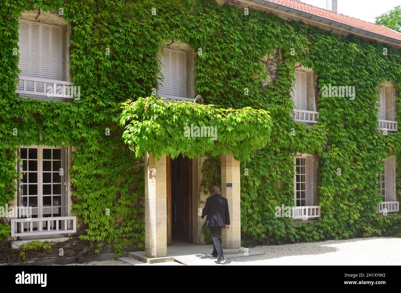 FRANKREICH. HAUTE-MARNE (52). COLOMBEY-LES-DEUX-EGLISES. TOURISTEN BESUCHEN LA BOISSERIE, HAUS GEKAUFT AM 9. JUNI 1934 VON CHARLES DE GAULLE UND SEINEM WI Stockfoto