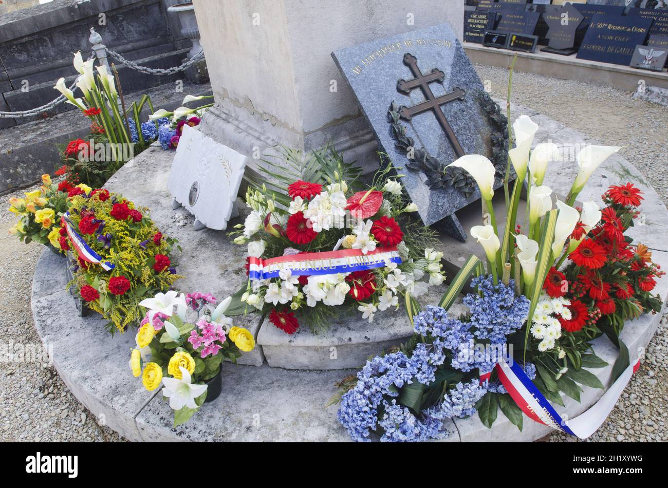 FRANKREICH. HAUTE-MARNE (52). COLOMBEY-LES-DEUX-EGLISES. BLUMEN- UND GEDENKTAFELN AUF DEM FRIEDHOF IN DER NÄHE DES GRABES VON GENERAL DE GA Stockfoto