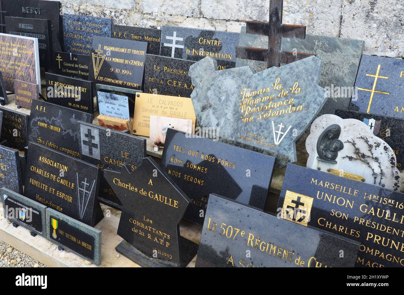 FRANKREICH. HAUTE-MARNE (52). COLOMBEY-LES-DEUX-EGLISES. GEDENKTAFELN AUF DEM FRIEDHOF IN DER NÄHE DES GRABES VON GENERAL DE GAULLE UND SEINER FRAU. Stockfoto