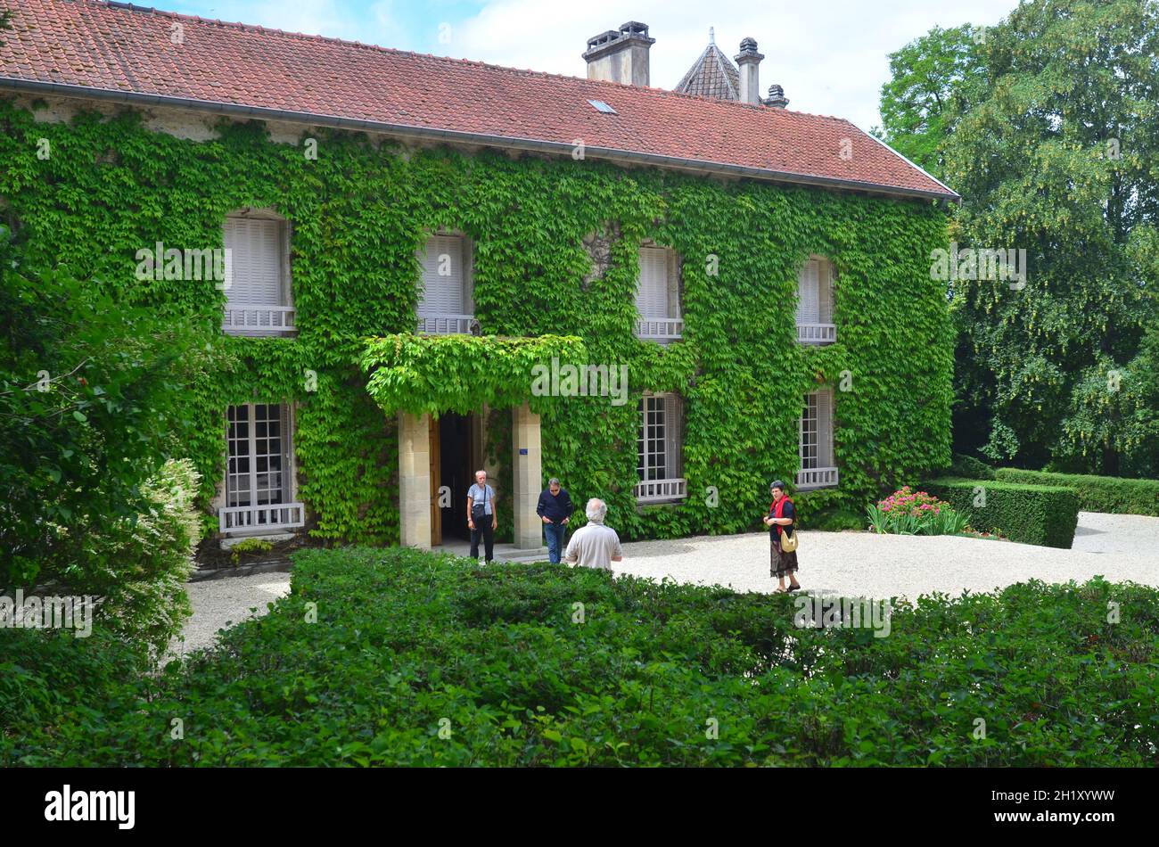 FRANKREICH. HAUTE-MARNE (52). COLOMBEY-LES-DEUX-EGLISES. TOURISTEN BESUCHEN LA BOISSERIE, HAUS GEKAUFT AM 9. JUNI 1934 VON CHARLES DE GAULLE UND SEINE IF Stockfoto