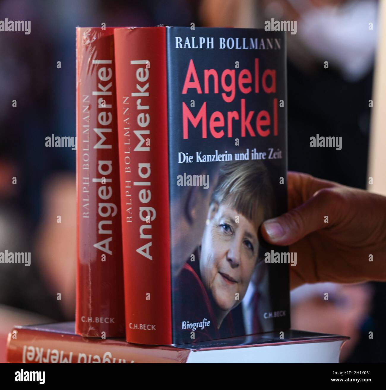 19 oktober 2021 hessen frankfurt main das buch angela merkel die kanzlerin und die zeit von autor ralph bollmann steht am rande der eroffnungspressekonferenz der frankfurter buchmesse auf einem buchtisch das diesjahrige