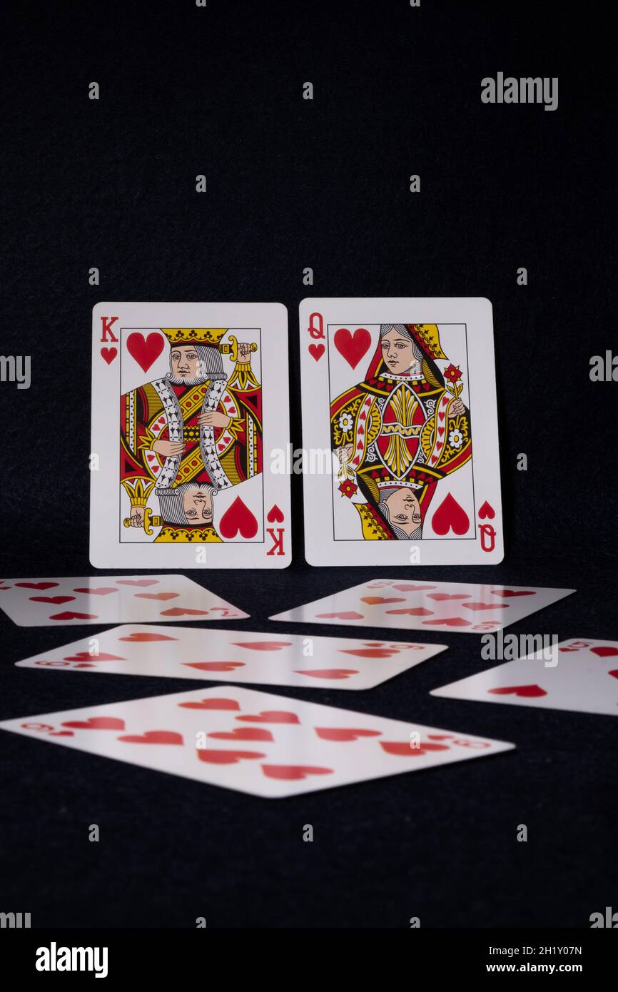 König und Königin der Herzen mit allen anderen Herzkarten im Deck. Stockfoto
