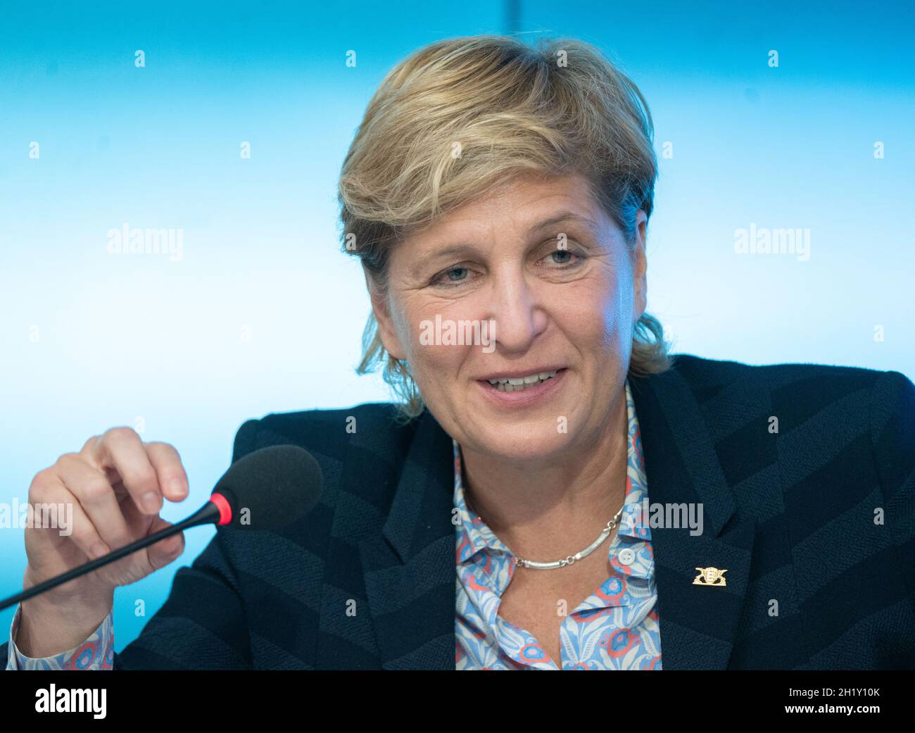 Stuttgart, Deutschland. Oktober 2021. Nicole Razavi (CDU), baden-württembergische Ministerin für Wohnen und Landesentwicklung, spricht auf einer Regierungspressekonferenz im landtag. Ein Thema ist das Kompetenzzentrum Wohnen BW - Prämienkatalog für Kommunen. Quelle: Bernd Weißbrod/dpa/Alamy Live News Stockfoto