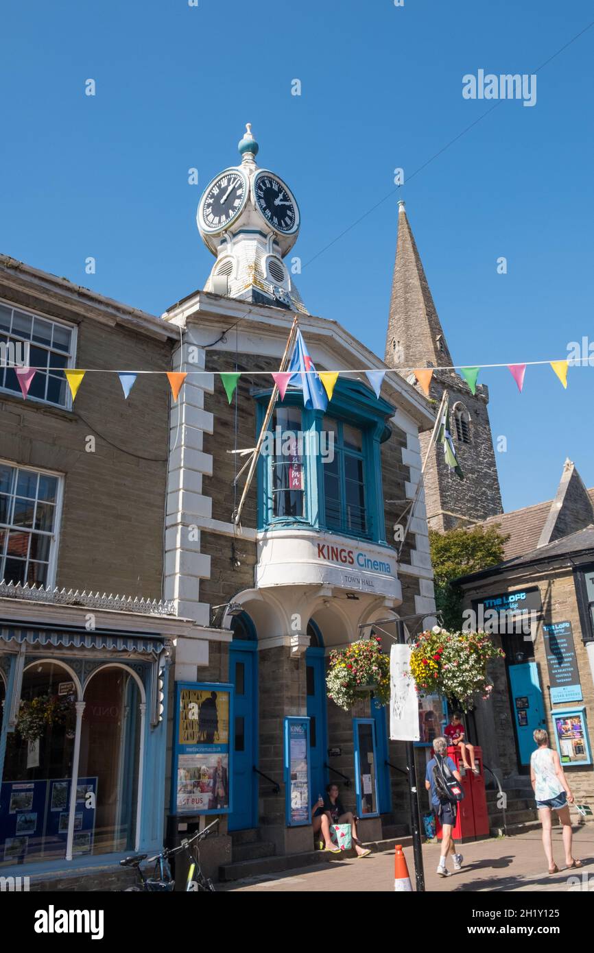 Das alte Rathaus in Kingsbridge, South Hams, Devon mit seinem dekorativen Uhrenturm beherbergt heute das Kings Cinema Stockfoto