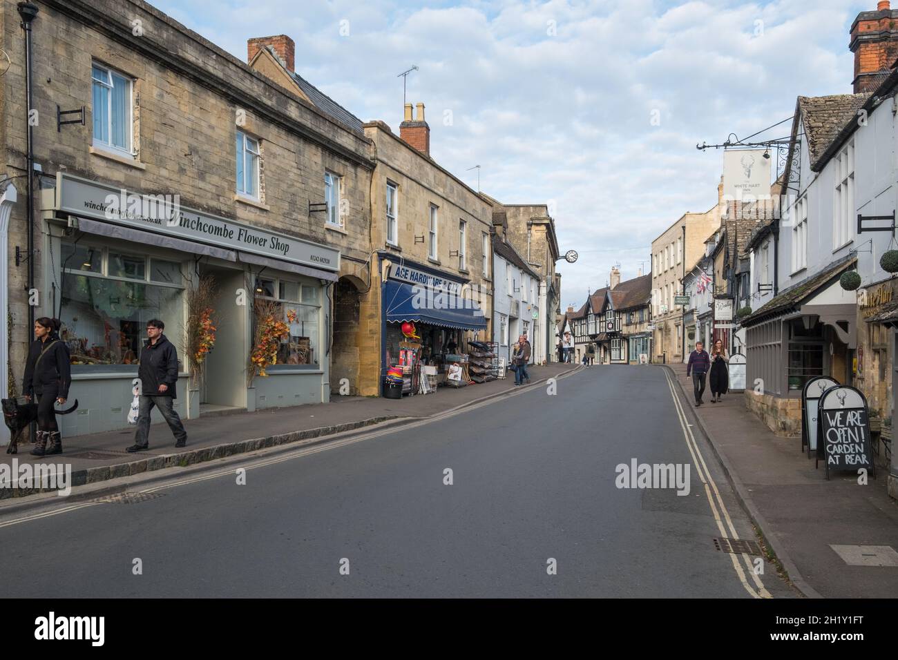 Geschäfte an der Winchcombe High Street in den Cotswolds, Gloucestershire Stockfoto