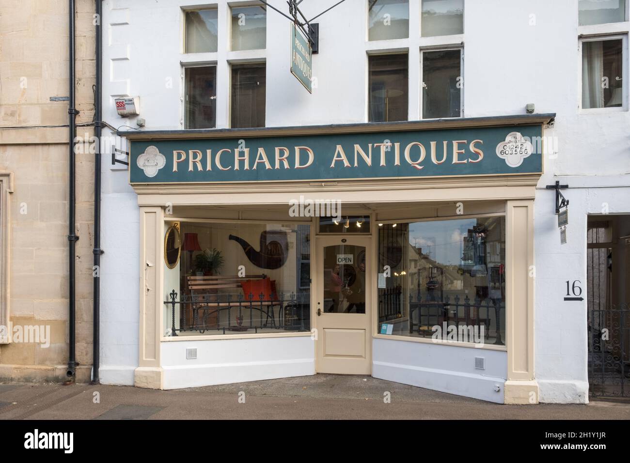 Das Geschäft von Prichard Antiques befindet sich in Winchcombe High Street, Cotswolds, Gloucestershire Stockfoto