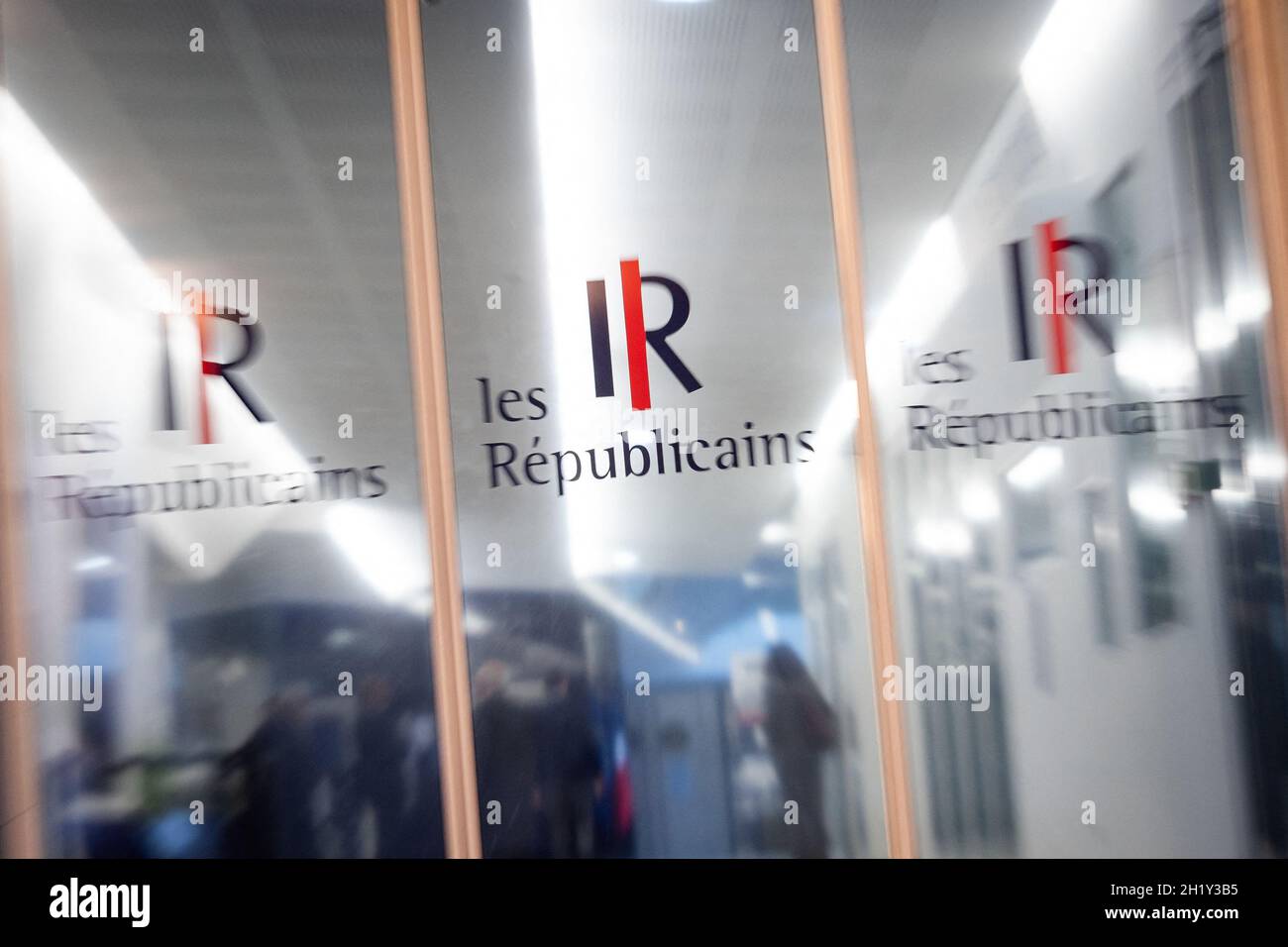 Paris, Frankreich. Oktober 2021. Eine Ansicht des Hauptquartiers der rechten Partei Les Republicains in Paris, Frankreich, nachdem die sechs Kandidaten für die französischen Präsidentschaftswahlen 2022 ihre Kandidatur vor dem Kongress, der den von der Partei unterstützten Kandidaten bestimmen wird, am 19. Oktober 2021 eingereicht haben. Foto von Mylen Deroche/ABACAPRESS.COM Quelle: Abaca Press/Alamy Live News Stockfoto