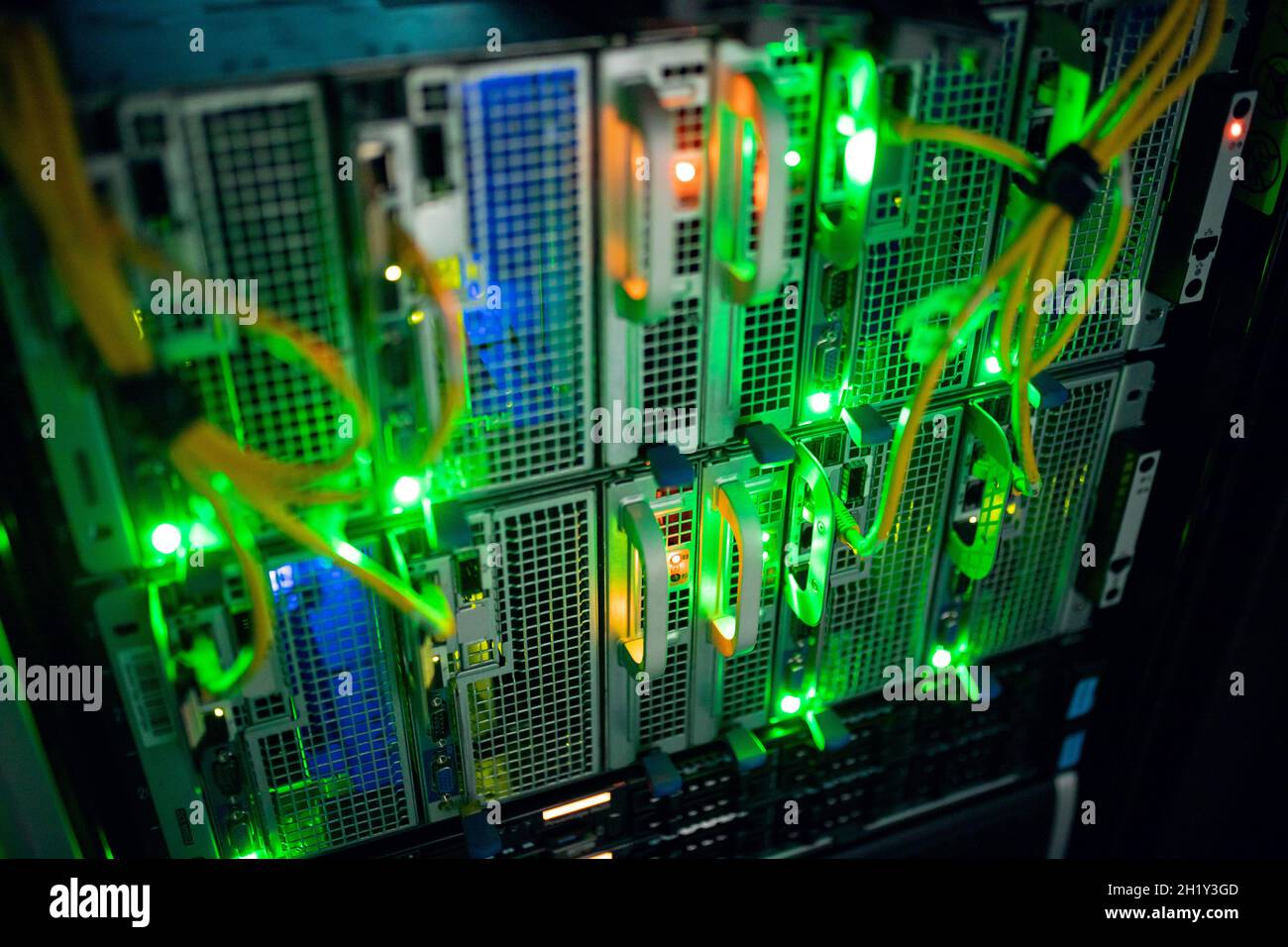 Nahaufnahme des Computerservers mit bunten Lichtern und Drähten Stockfoto