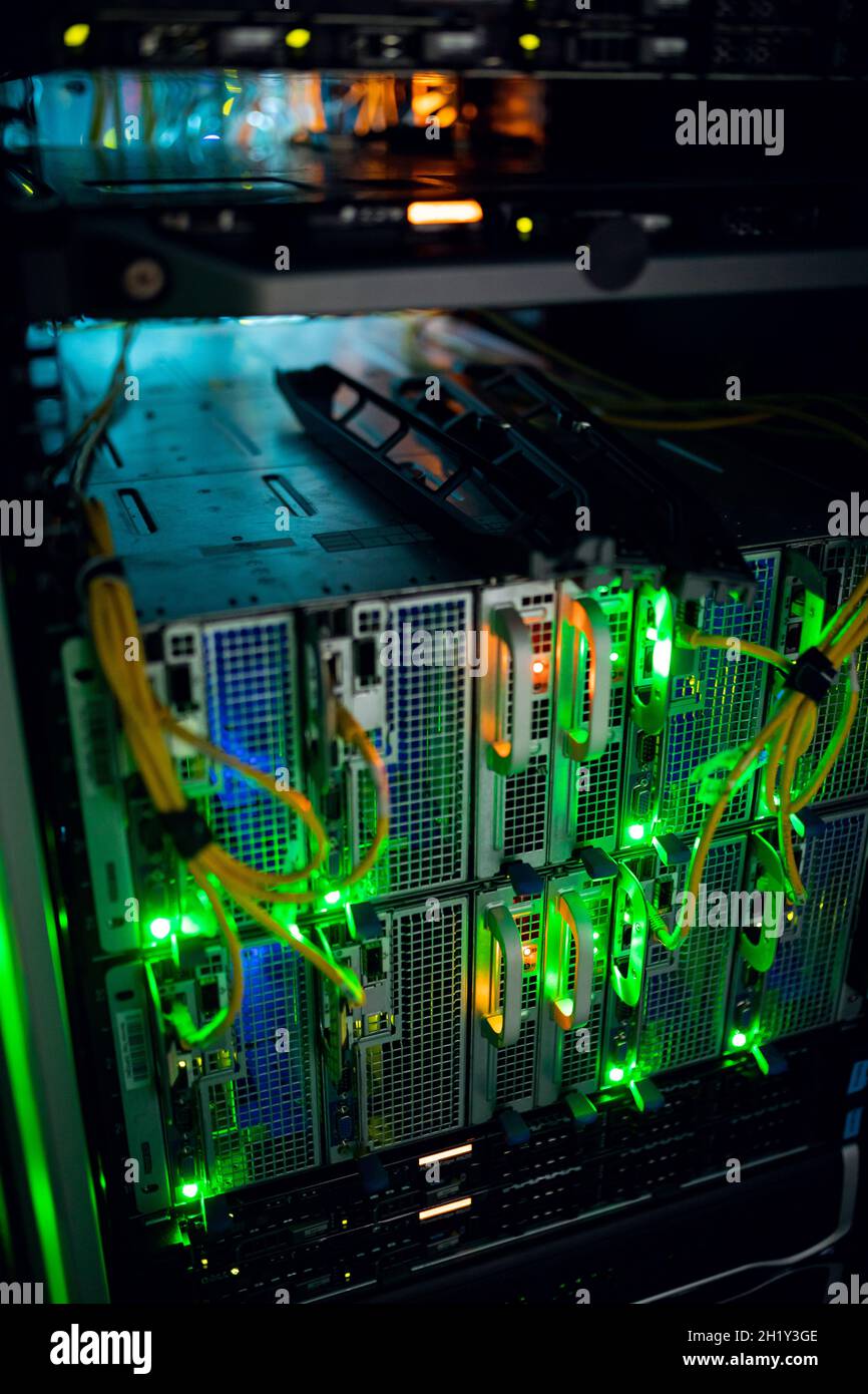 Nahaufnahme des Computerservers mit bunten Lichtern und Drähten Stockfoto