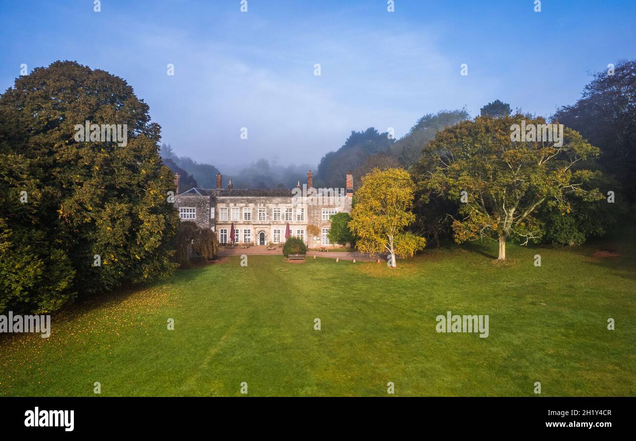 Nebliger Blick auf Cockington Court von einer Drohne aus, Torquay, Devon, England, Europa Stockfoto