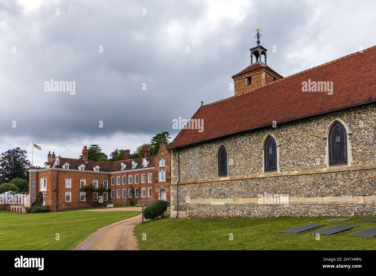 Stonor House und seine private Kapelle aus dem 12th. Jahrhundert im Stonor Park, in einem Tal in den Chiltern Hills in der Nähe von Henley-on-Thames, England. Stockfoto