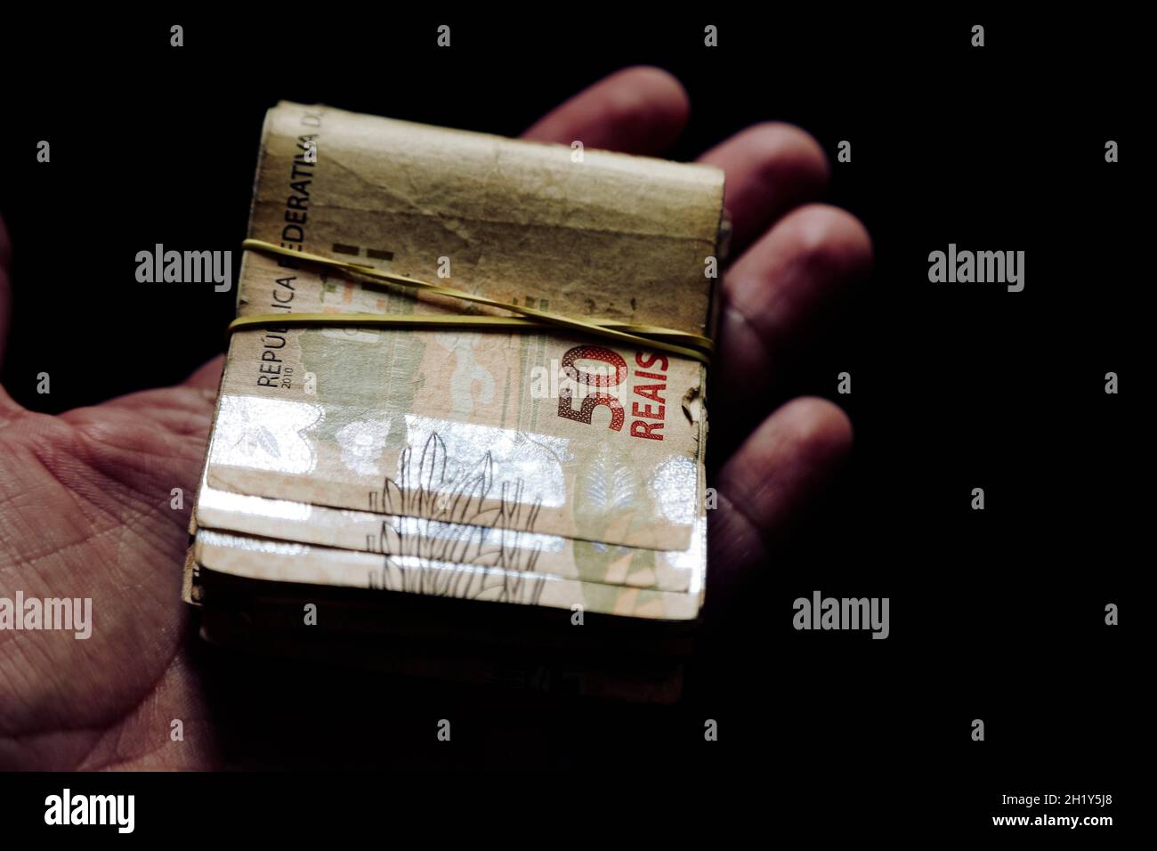 Brasilien Geld gestapelt und gruppiert - mehrere brasilianische reale Banknoten in der Hand Stockfoto