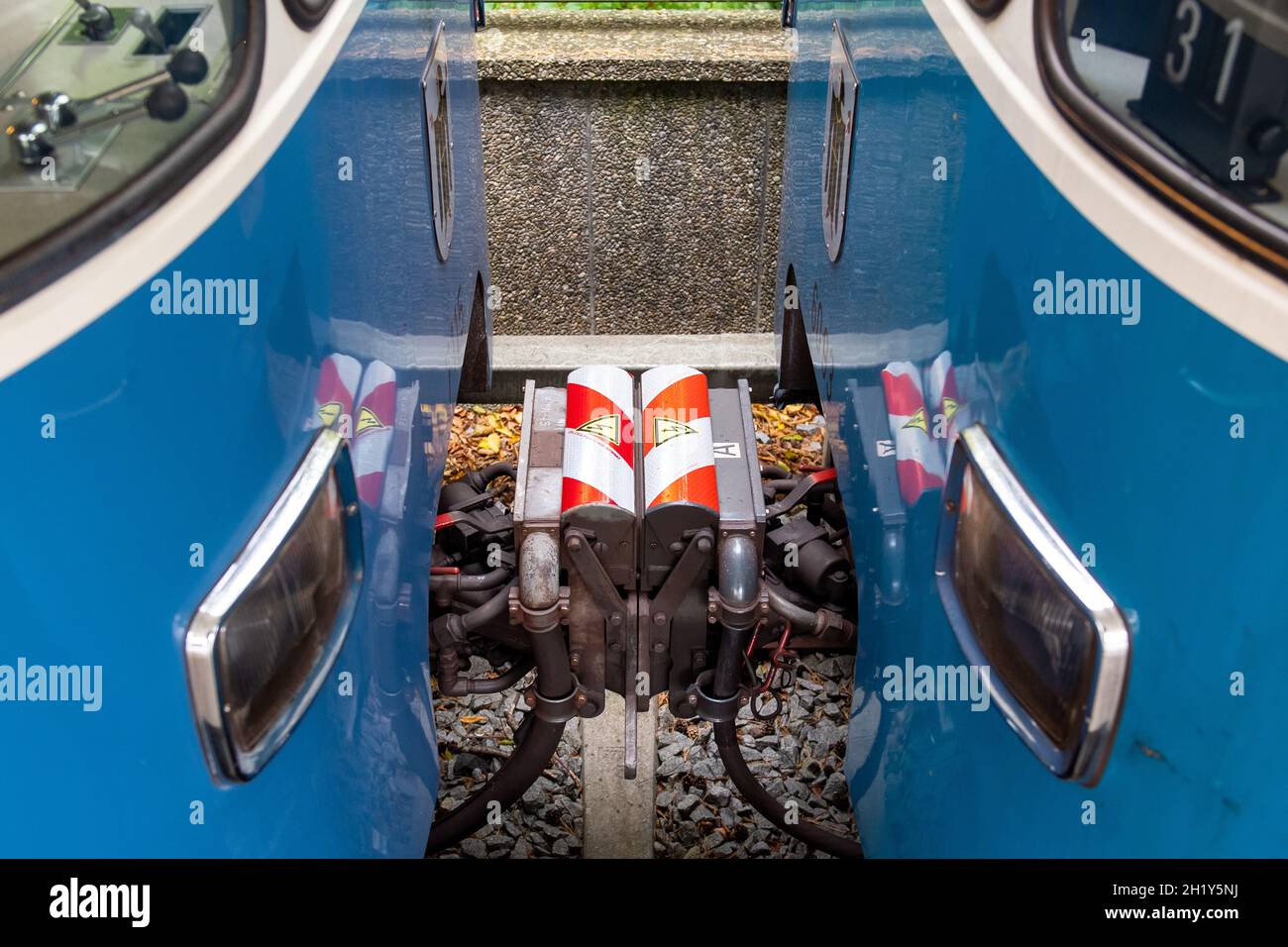 München, Deutschland. Oktober 2021. Die Kopplung von zwei U-Bahn-Zügen, aufgenommen anlässlich einer Presseveranstaltung der Stadtwerke München anlässlich des 50-jährigen Bestehens der U-Bahn im U-Bahnhof Kieferngarten. Kredit: Lennart Preiss/dpa/Alamy Live Nachrichten Stockfoto