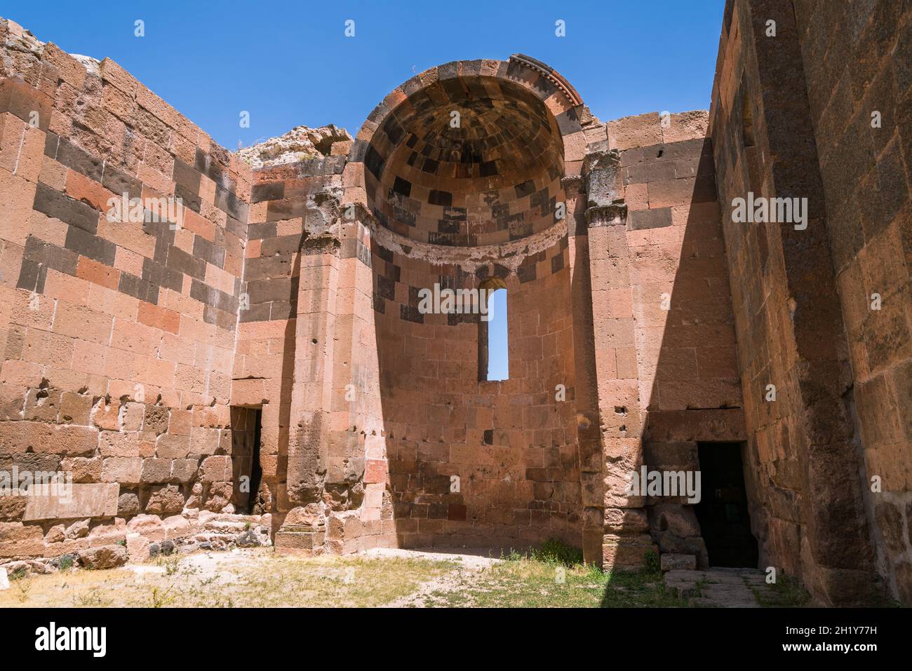 Eines der frühesten erhaltenen christlichen Denkmäler in Armenien - Yererouk Basilika aus dem 4. Jahrhundert in der armenischen Provinz Shirak Stockfoto