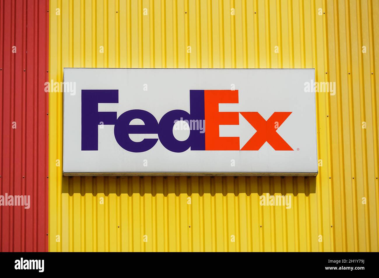 Fedex Zeichen außerhalb Distribution Center in London, England Vereinigtes Königreich Großbritannien Stockfoto