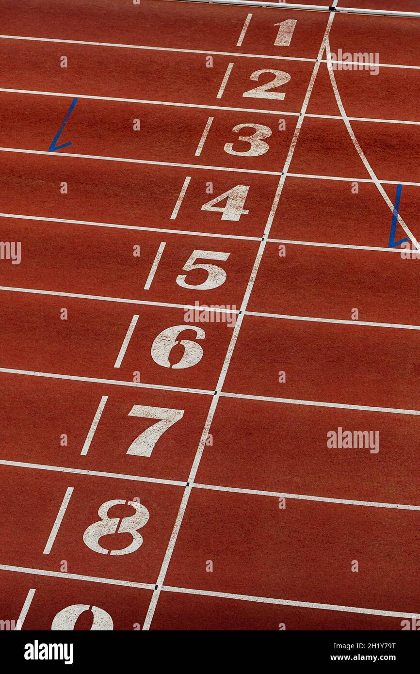 Ziellinie auf der roten Strecke des Leichtathletik-Stadions Stockfoto
