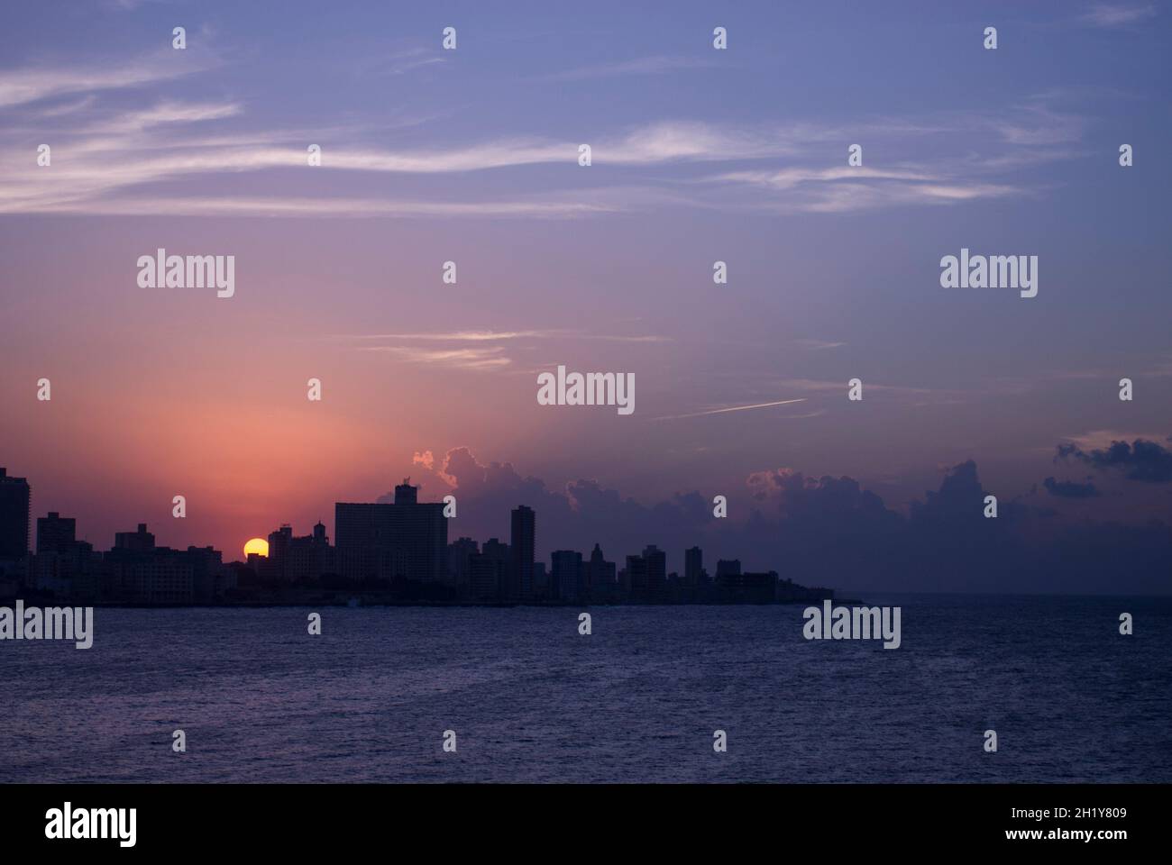 Gebäude von El Malecon wurden gegen den Sonnenuntergang silhouettiert. Havanna, La Habana, Kuba. Stockfoto
