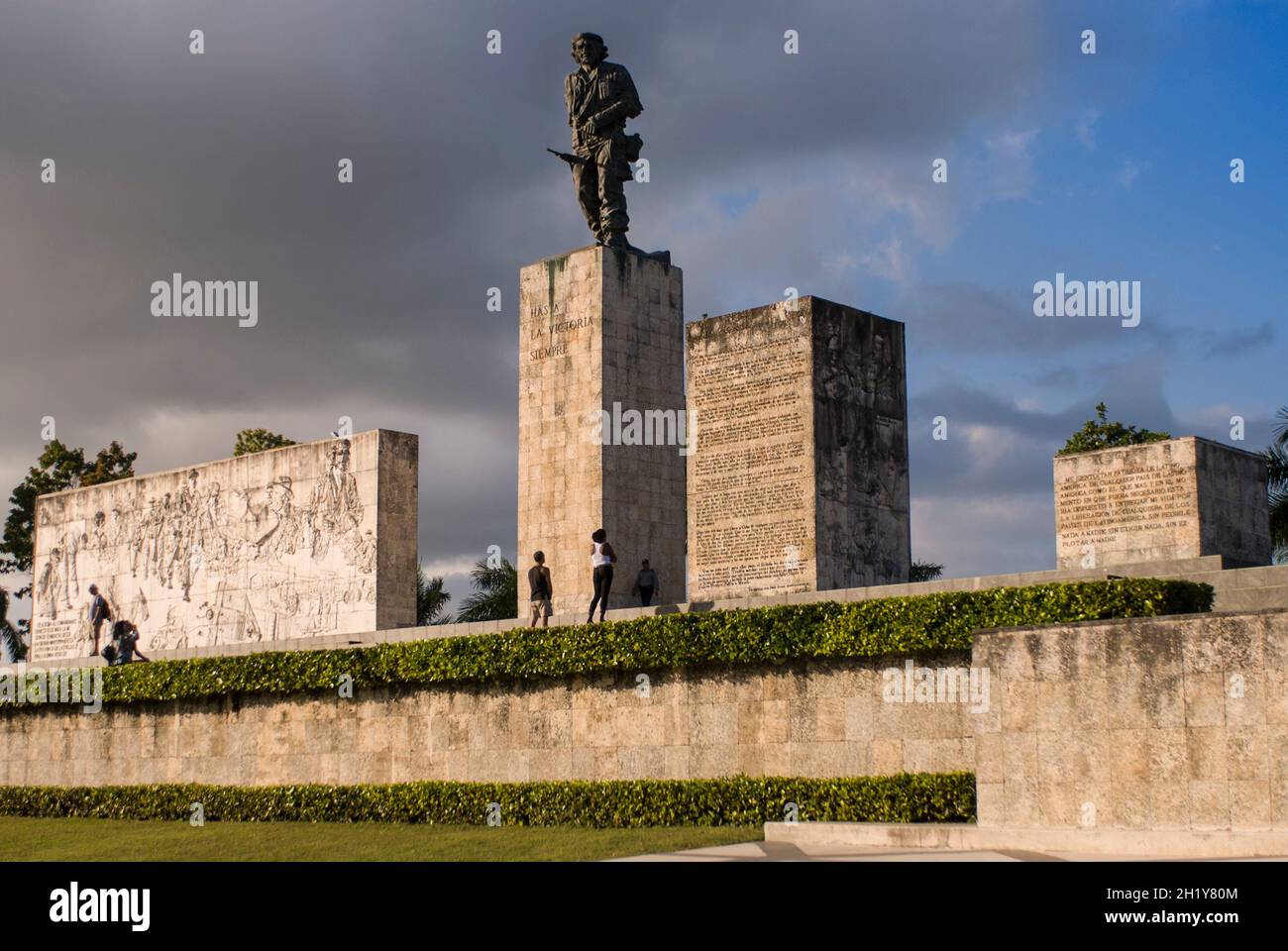 Statue von Ernesto 'Che' Guevara und umliegenden Monumenten am Che Guevara Mausoleum. Santa Clara, Villa Clara, Kuba. Stockfoto
