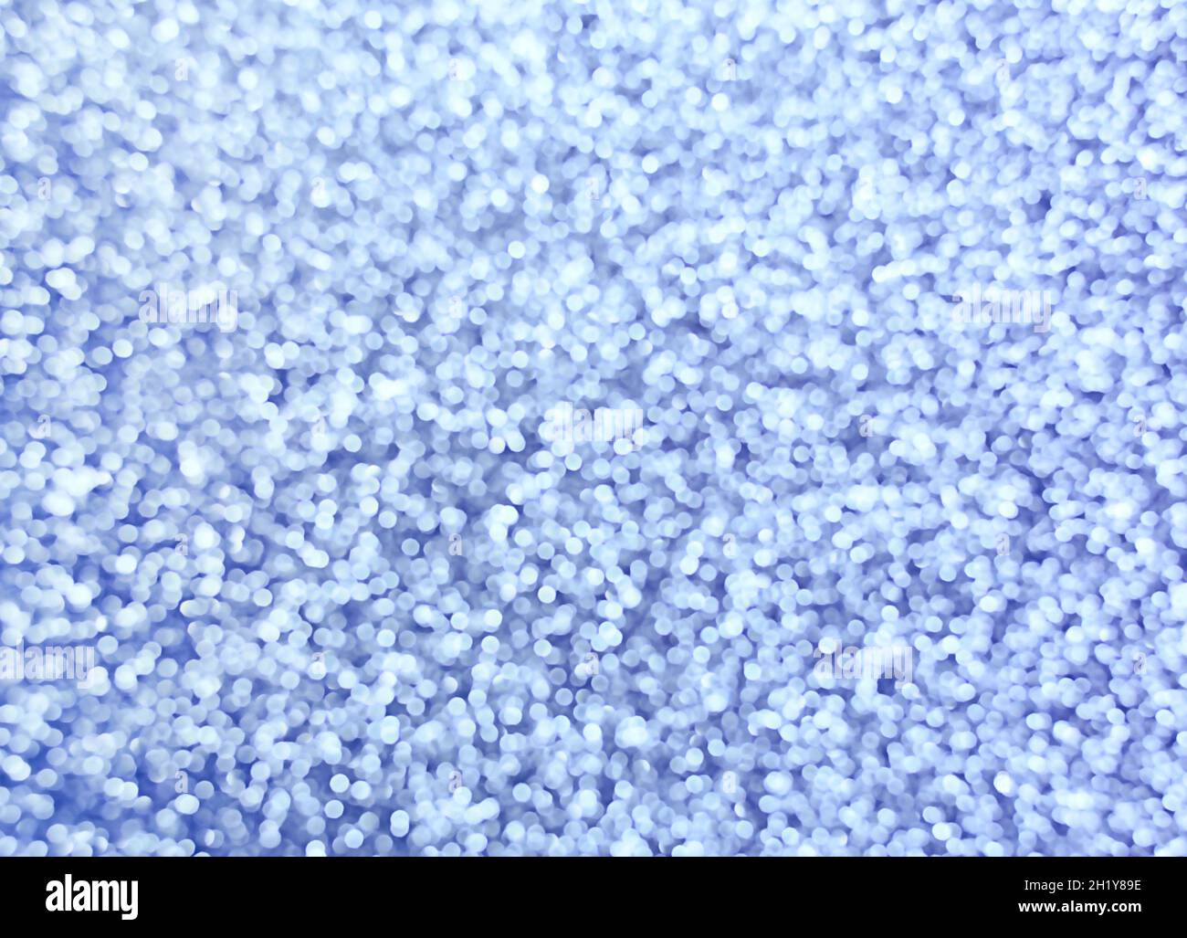 Blauer abstrakter Hintergrund mit Bokeh-defokussierten Lichtern. Stockfoto