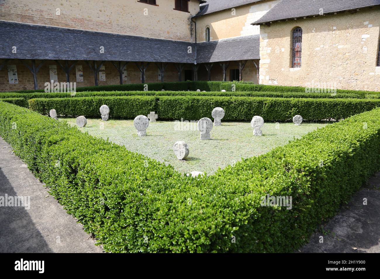 FRANKREICH PYRENEES ATLANTIQUES (64) LACOMMAND.LA COMMANDERIE ANCIEN HOPITAL HISTORISCHES DENKMAL DES 12. JAHRHUNDERTS, STRASSE COMPOSTELLE, EHEMALIGER FRIEDHOF, Stockfoto
