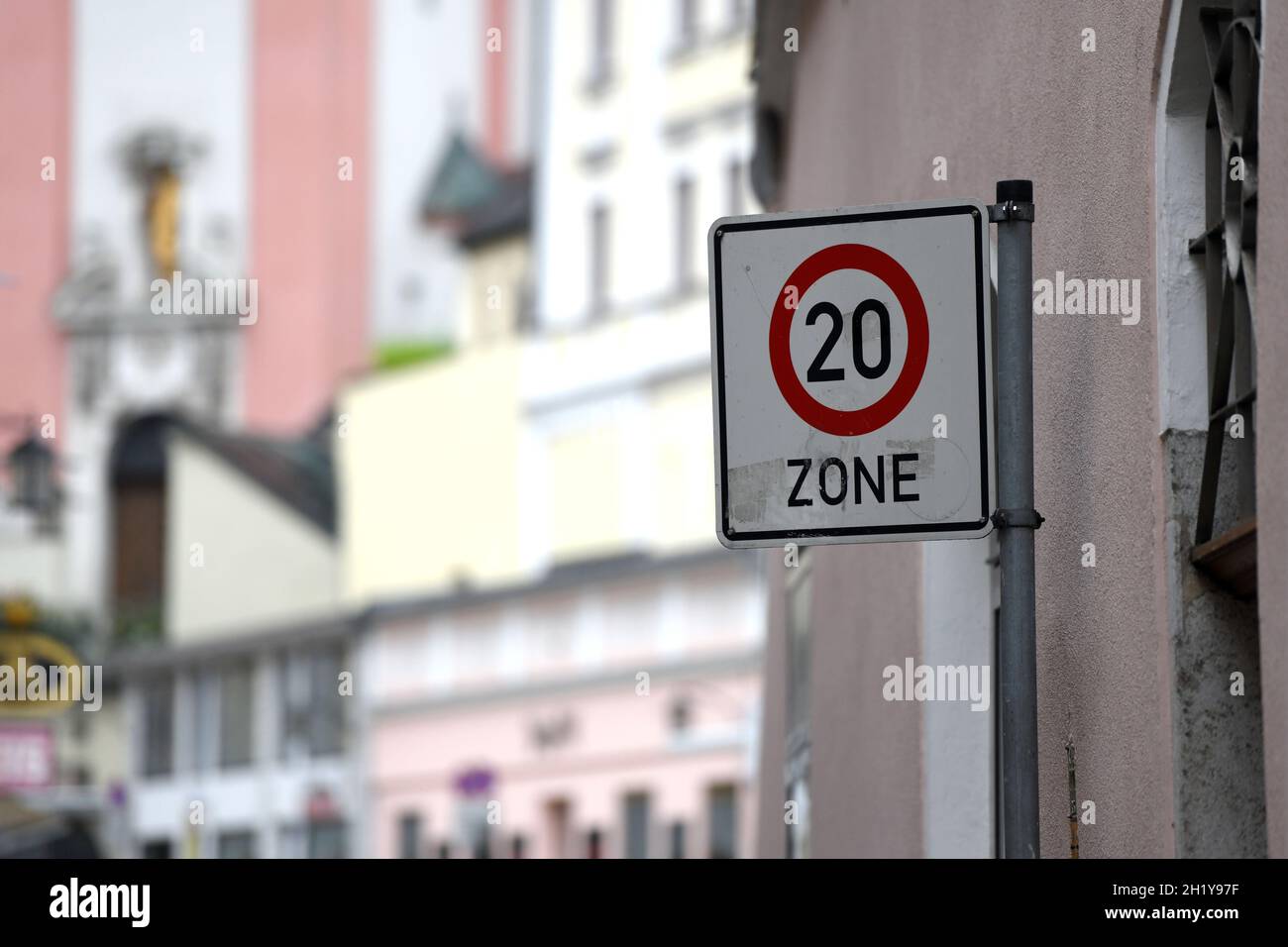 20 km/h Begegnungszone in Passau, Bayern, Deutschland, Europa - 20 km/h Begegnungszone in Passau, Bayern, Deutschland, Europa Stockfoto