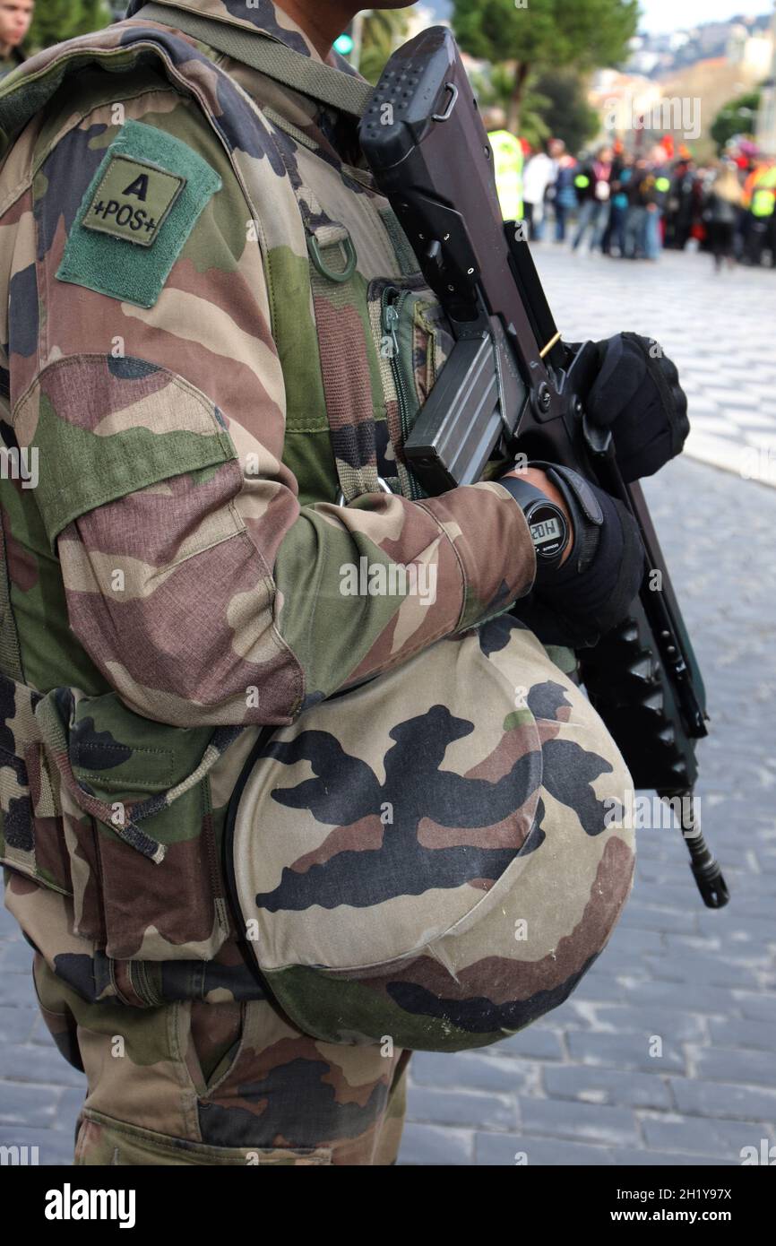 FRANKREICH. ALPES-MARITIMES (06) SCHÖNER KARNEVAL. VIGIPIRATE, SOLDAT Stockfoto