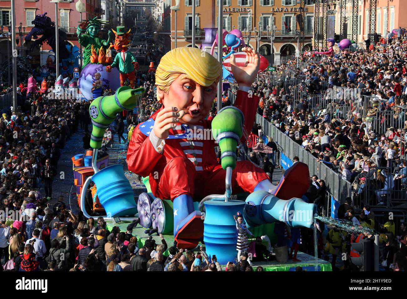 FRANCE ALPES-MARITIMES (06) SCHÖN. KARNEVAL VON NIZZA, KÖNIG DER ENERGIE, CHAR VON DONALD TRUMP, PRÄSIDENT DER VEREINIGTEN STAATEN, WIND DER VERÄNDERUNG Stockfoto