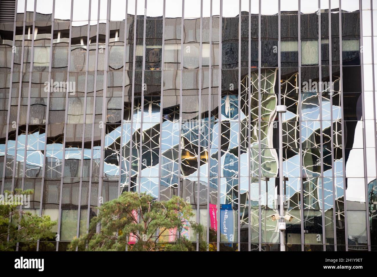 Berlin, Deutschland. Oktober 2021. Der Axel-Springer-Neubau spiegelt sich in der façade des Axel-Springer-Hochhauses wider, in dem sich die Redaktion der Boulevardzeitung "Bild" befindet. Quelle: Christoph Soeder/dpa/Alamy Live News Stockfoto