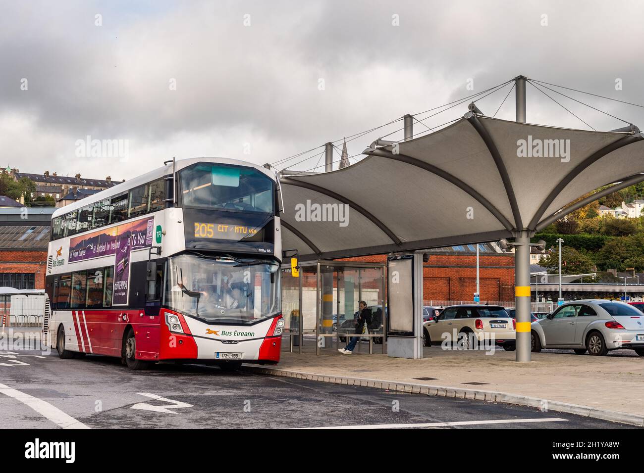 Die Nummer 205 Bus Éireann Bus fährt ab dem Bahnhof Kent, Cork, Irland. Stockfoto