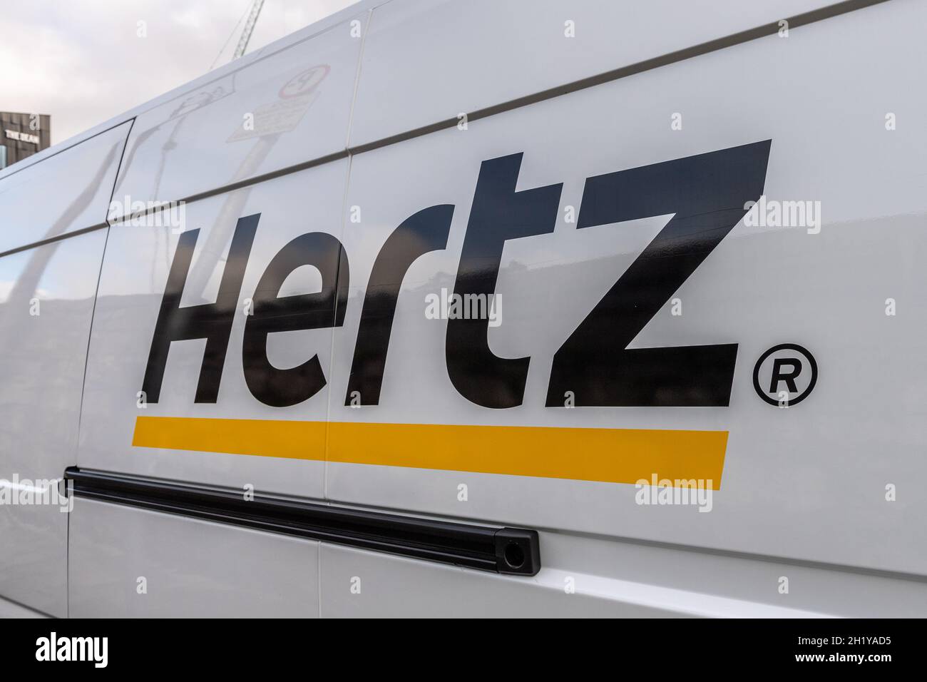 Hertz-Logo auf der Seite eines Transporters in Cork, Irland. Stockfoto