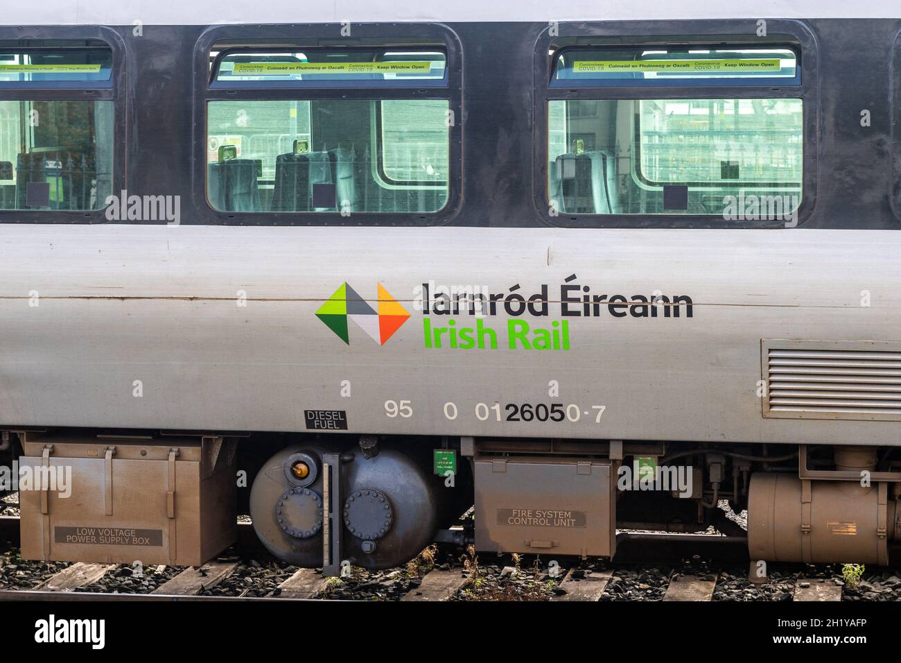 Iarnród Éireann/Irish Rail-Logo auf der Seite eines Wagens. Stockfoto