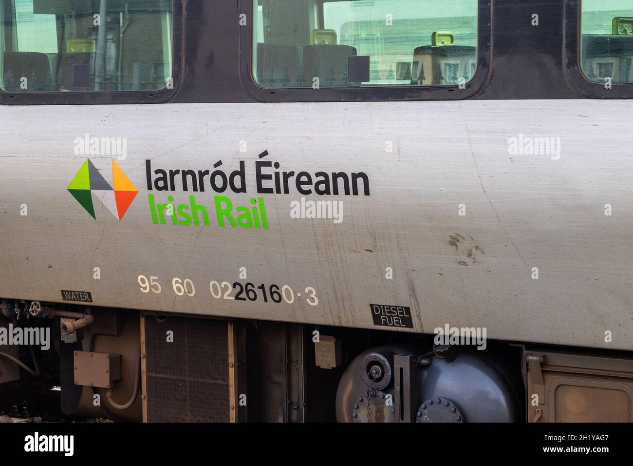 Iarnród Éireann/Irish Rail-Logo auf der Seite eines Wagens. Stockfoto