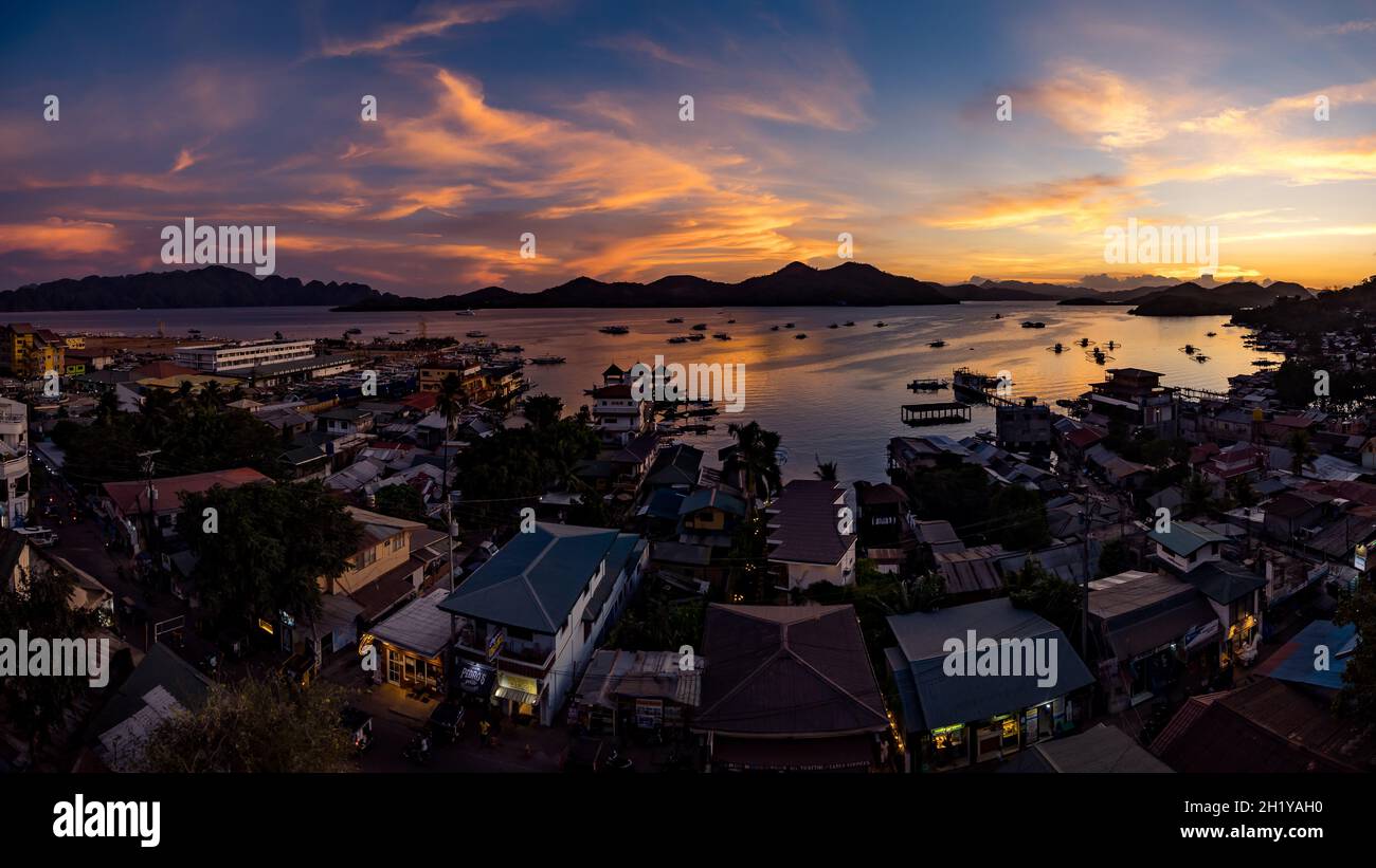 Blick auf den Sonnenuntergang über der Stadt von Coron, Philippinen Stockfoto