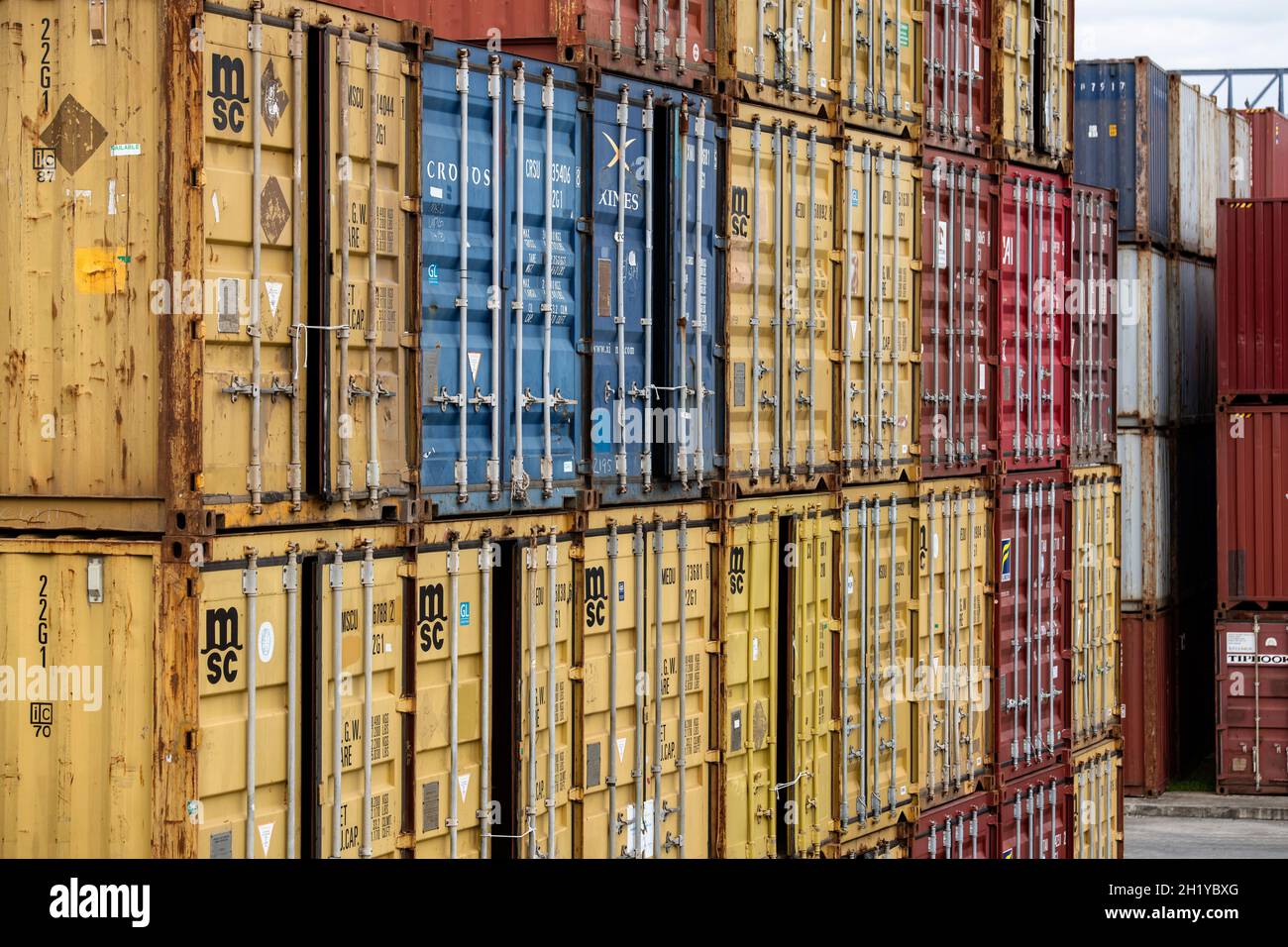 Gestapelte Container im Frankfurter Osthafen Stockfoto